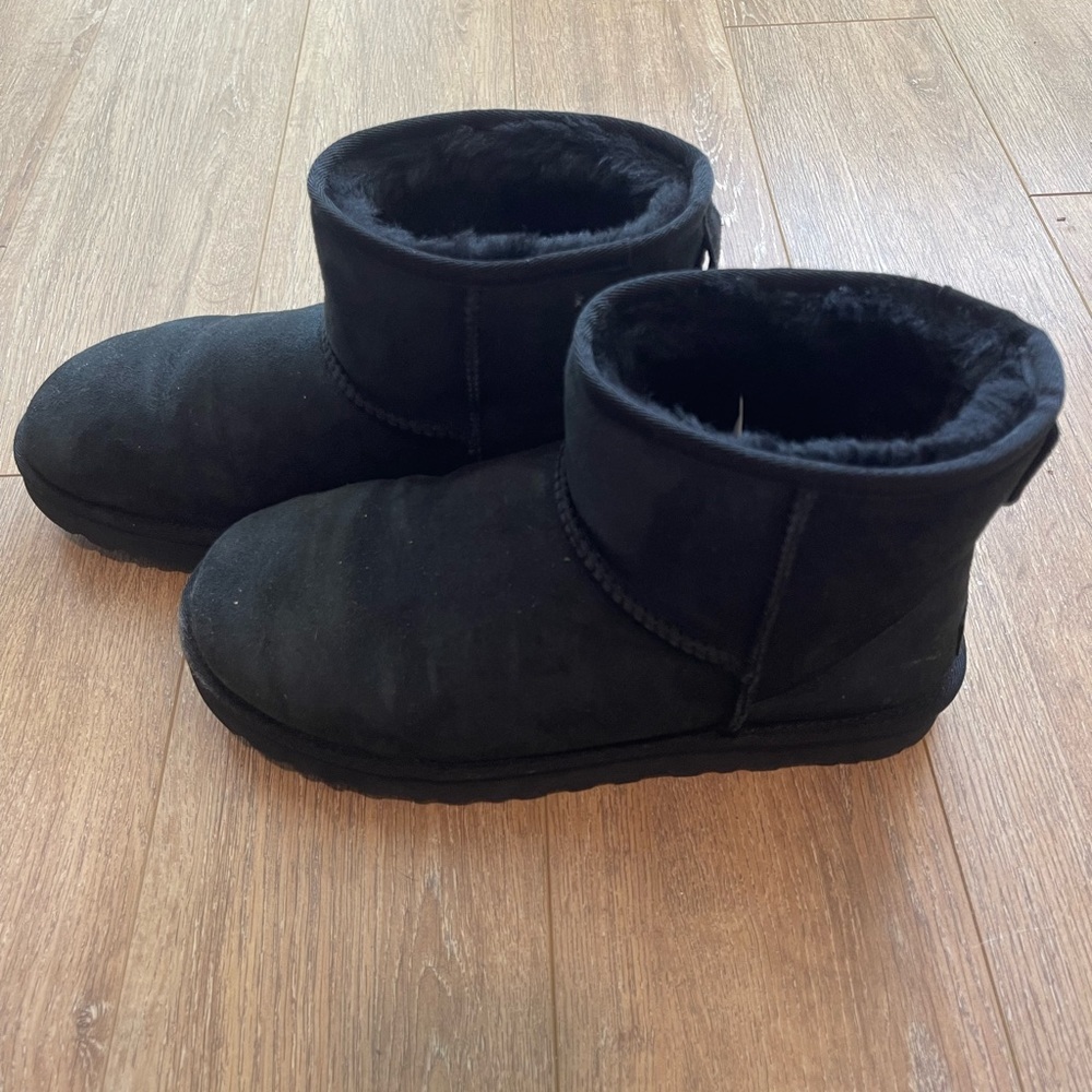 NWOT Ugg Mini II - Black